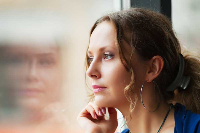 Woman mourning the loss of her mother and figure out how probate works